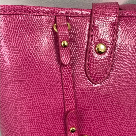 Pink embossed vegan leather tote bag. - Picture 7 of 7